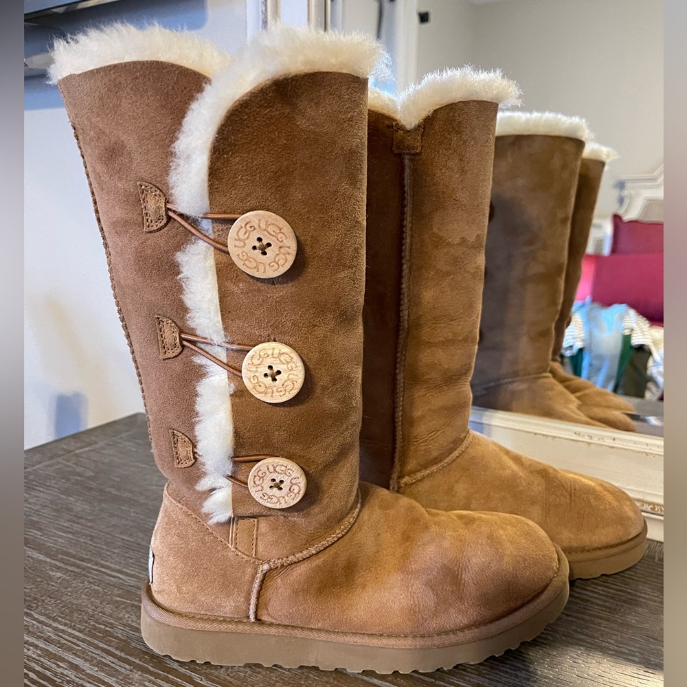 Womens Ugg boots size 7. Excellent condition